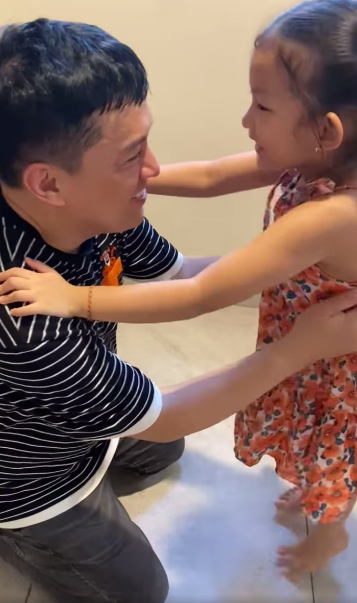 Con gái Lam Trường vỡ oà khi thấy ba trong hộp quà.