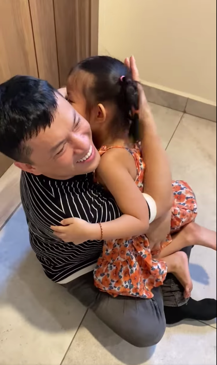 Lam Trường hóa thành hộp quà, xúc động gặp lại con gái sau 6 tháng xa nhà: 'Con ba lớn quá' Ảnh 5