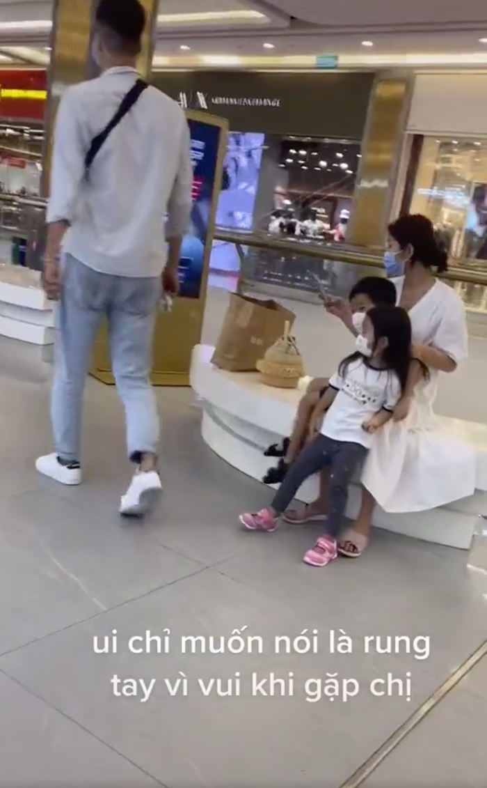 Ngọc nữ diện trang phục đơn giản, đi cùng với 2 con nhỏ là Richard và Chloe.