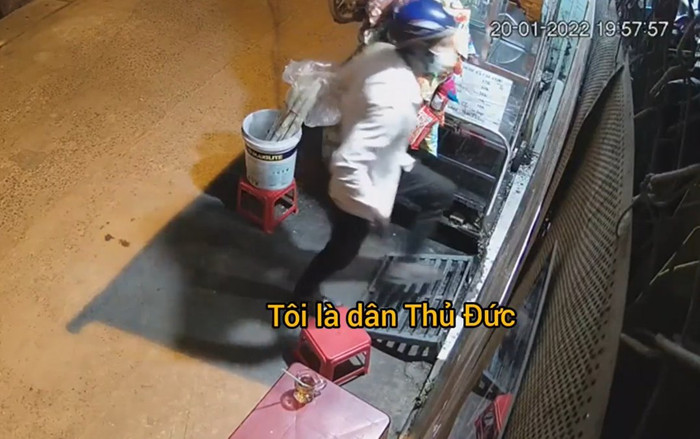 Clip: Đối tượng táo tợn xông thẳng vào nhà giật điện thoại trên tay bé 6 tuổi Ảnh 2