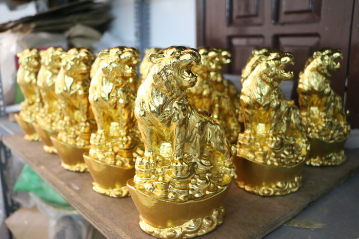 Những chú hổ vô cùng đắt hàng trong dịp cận Tết Nguyên Đán.