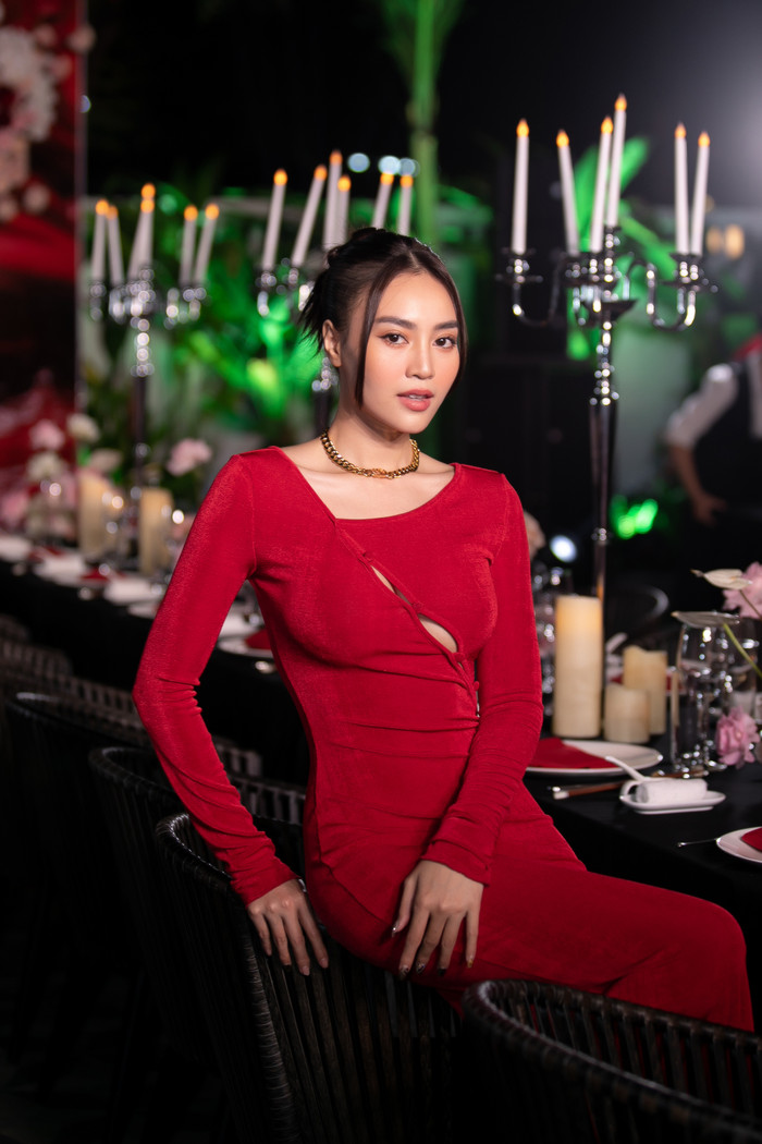 Ninh Dương Lan Ngọc khoe triệt để đường cong trong chiếc váy đỏ ôm sát, chất liệu nhung. 
