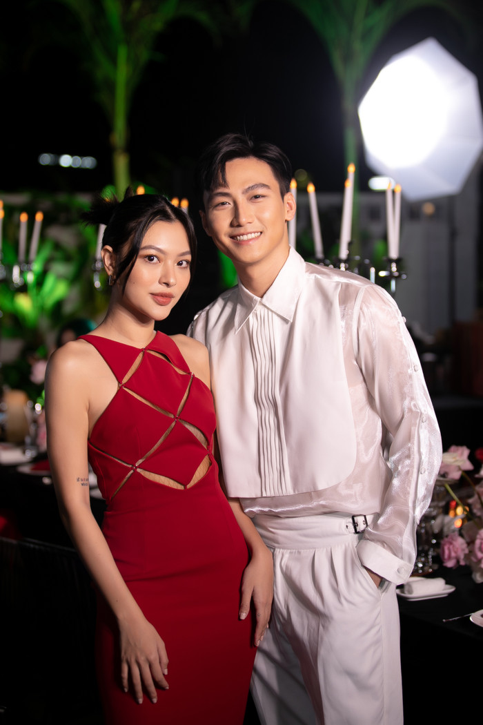 Người đẹp vui vẻ cùng 'nam thần' Mạc Trung Kiên. 