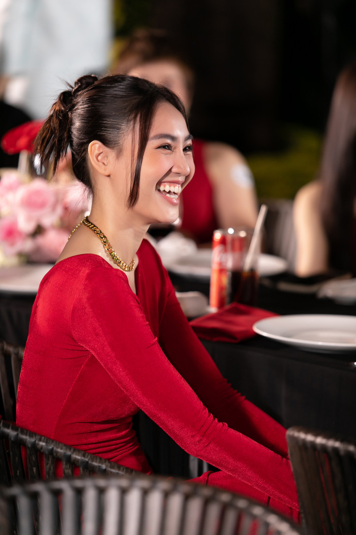 Dù không chủ động nhìn vào ống kính nhưng cô nàng vẫn ghi điểm tuyệt đối với visual đỉnh cao. 