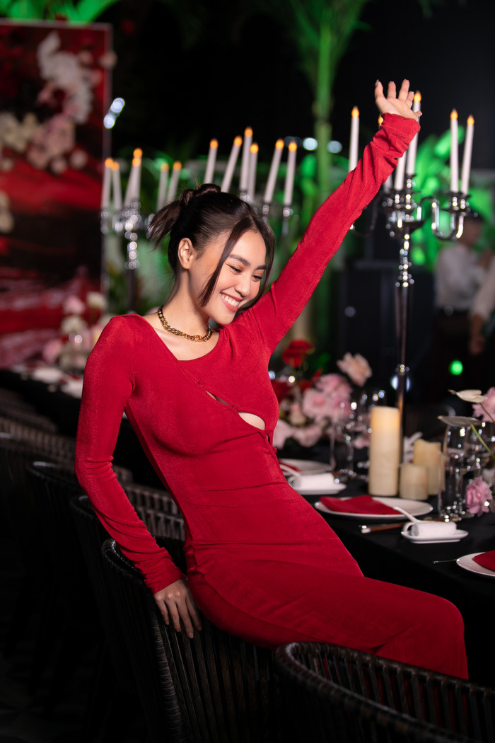 Đường xẻ xéo được cài nút che chắn nhưng vẫn không thể giấu được vẻ quyến rũ. 