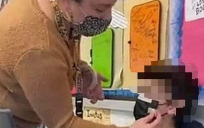 Cô giáo gây tranh cãi khi dán khẩu trang lên mặt học sinh Ảnh 2