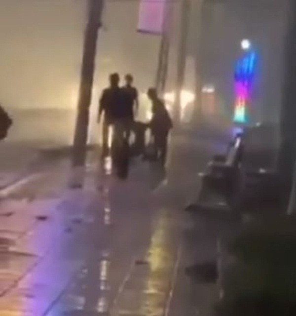 Những người hàng xóm can ngăn, khống chế người bố. 