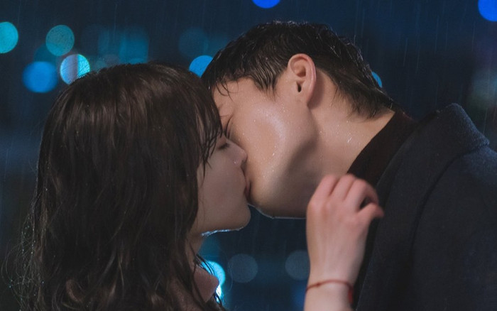 Tan chảy với 5 nụ hôn dưới mưa 'ướt át' nhất phim Hàn: Choi Woo Sik khóa môi Kim Da Mi khiến fan điên đảo Ảnh 2
