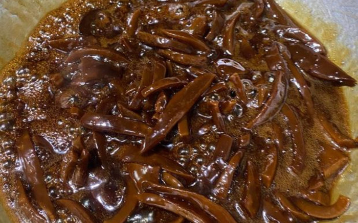 Cô gái làm mứt dừa ăn Tết, kết quả cuối cùng gây choáng váng Ảnh 2