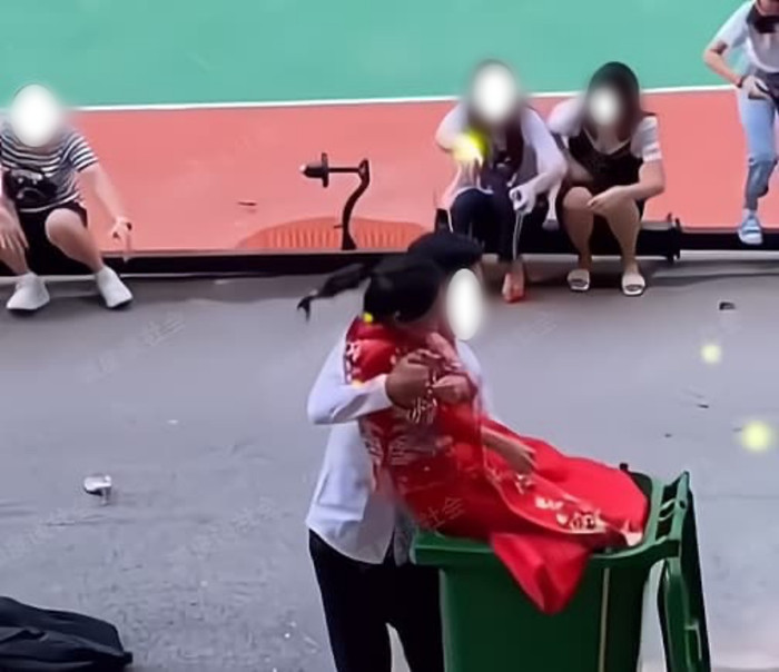 Quá tức giận, chú rể ôm cô dâu lên quăng thẳng vào thùng rác.