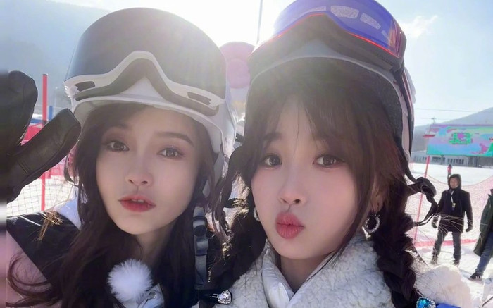 Khi các tiểu hoa 85 và 95 đứng chung khung hình: Angela Baby trẻ măng khoe sắc bên Ngu Thư Hân Ảnh 2