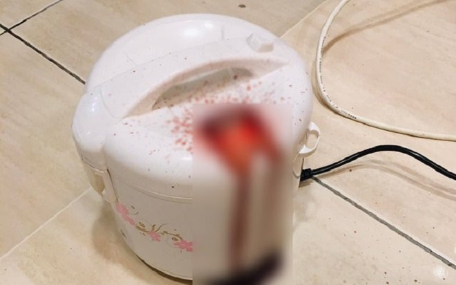 Thấy nồi cơm điện trào ra chất lỏng màu đỏ, chồng 'thất kinh' rồi lập tức đi hỏi vợ nguyên nhân Ảnh 2