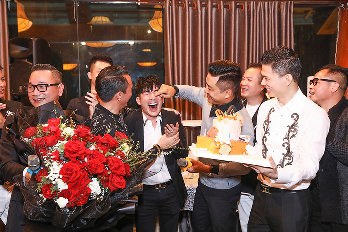 Tuấn Hưng tinh nghịch trét bánh sinh nhật lên mặt Quang Hà.