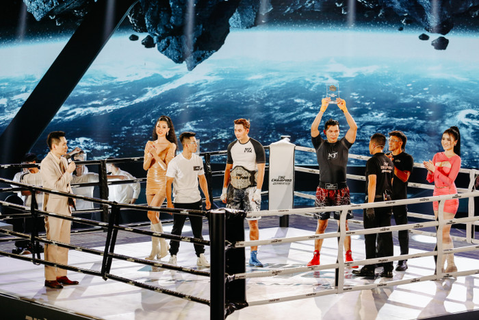 Minh Quyền (áo trắng) giành đai vô địch The Champion sau chiến thắng trước Ngọc Tình (áo đen)