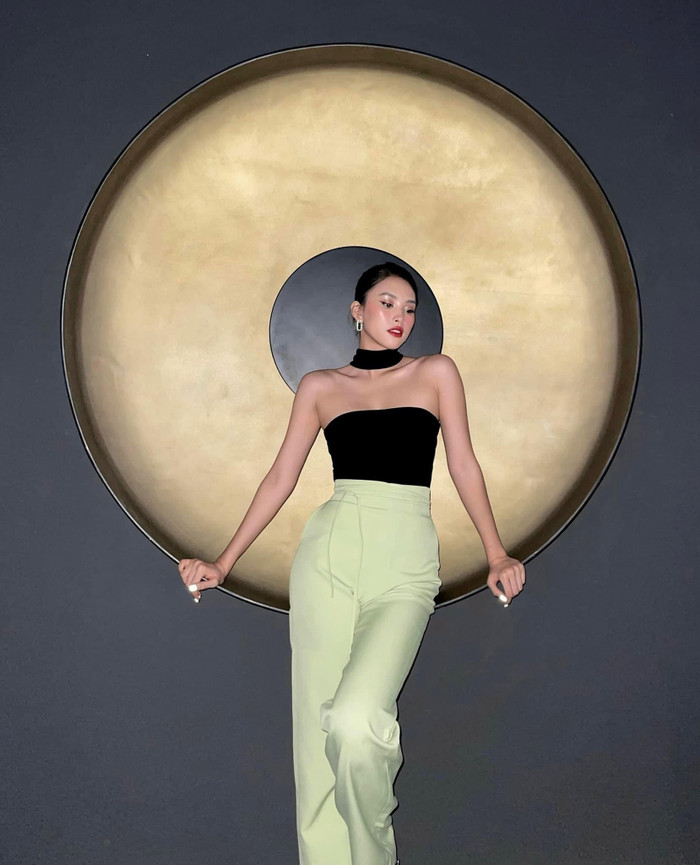 Thế nhưng, dù là phong cách nào, Tiểu Vy cũng đều chinh phục được và khiến khán giả phải ngất ngây trước sắc vóc lẫn thần thái của mình.