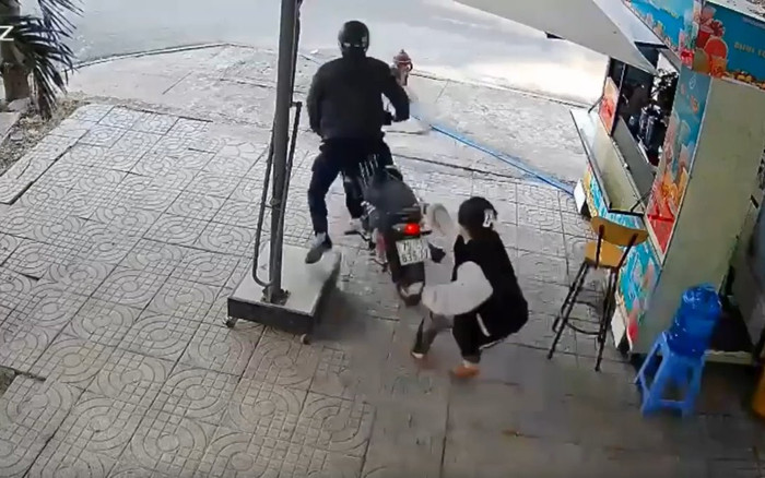 Clip: Nhóm người dàn cảnh trộm xe máy, phản ứng cực nhanh nhạy của cô gái khiến tất cả ngỡ ngàng Ảnh 2