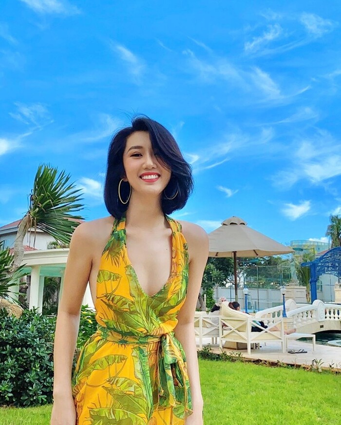 Cô nàng thường chọn các thiết kế xẻ sâu, tôn vinh đôi gò bồng đào. 