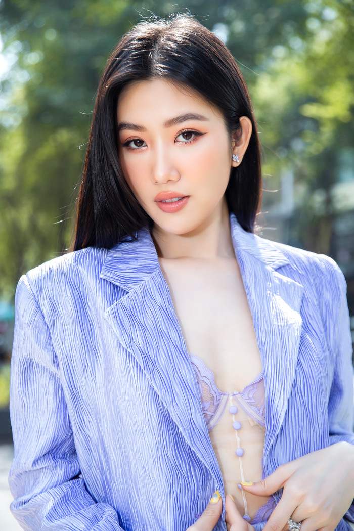 Đặc biệt, cách sử dụng corset lưới lên bên trong càng làm tăng độ quyến rũ cho người mặc. 