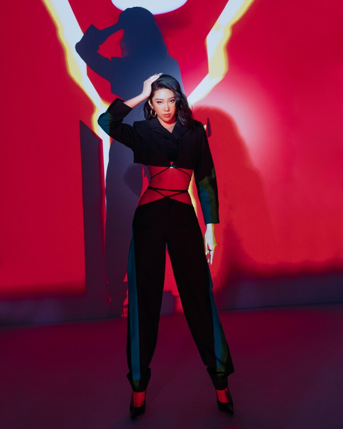 Áo cắt khoét khoe eo thon mix cùng quần ống đứng... 