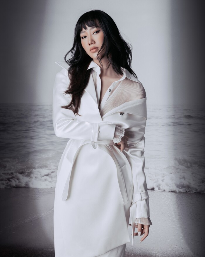 Cách chọn trang phục layer theo tone trắng tạo cảm giác hiện đại...