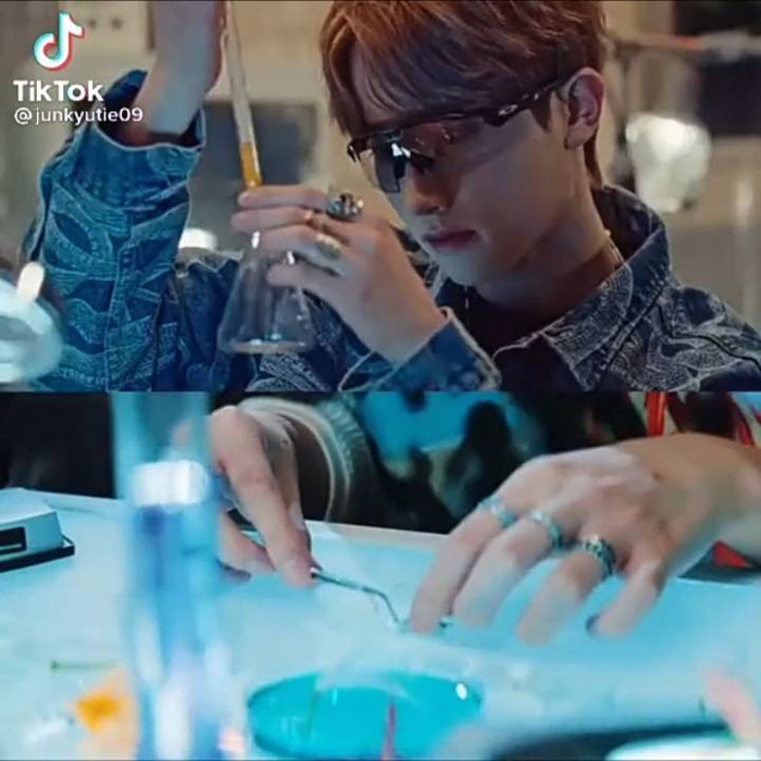 Cảnh thành viên Hyuk (TEMPEST) với concept nhà nghiên cứu giống với Asahi (TREASURE) từng thực hiện.