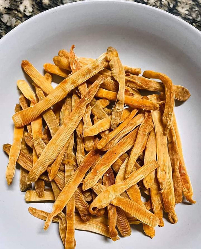 Loại hải sản này được phơi khô nhìn sẽ bắt mắt hơn khi còn sống. Sá sùng chứa nhiều khoáng chất: axit amin, glyxin, alanin, glutamin, succinic…&nbsp;