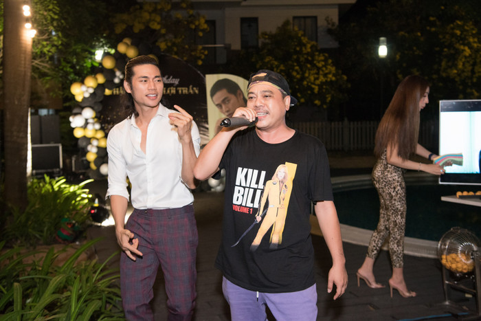 Đạo diễn Lê Thanh Sơn đến mừng đàn em thêm tuổi mới. Anh là người đã định hướng và giúp đỡ Lợi Trần trên con đường trở thành diễn viên chuyên nghiệp.