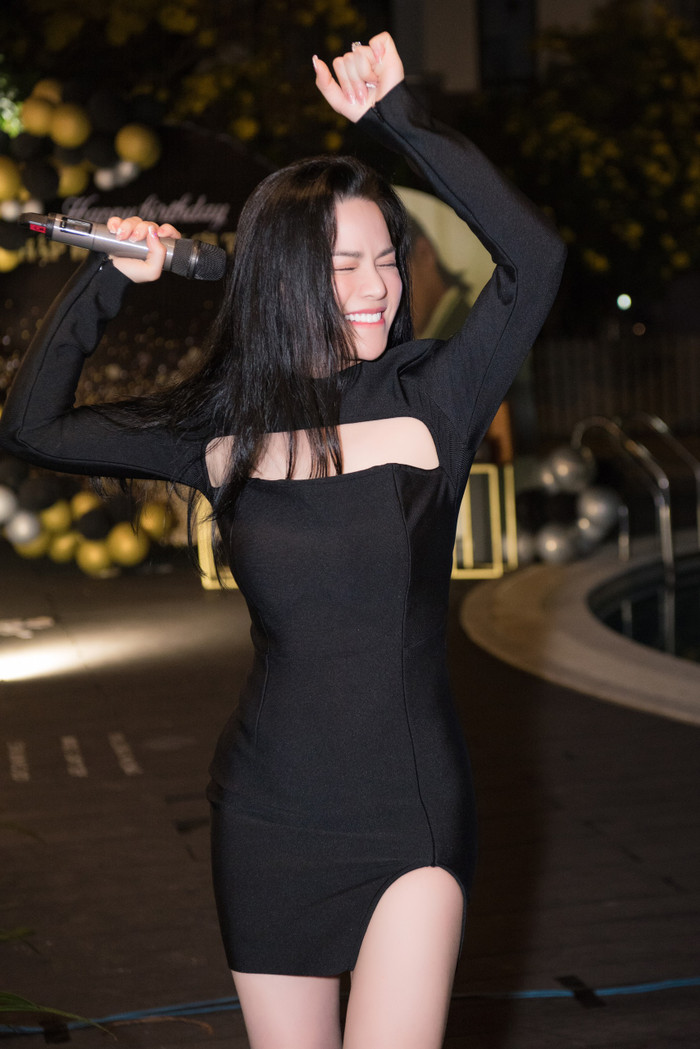 Nhật Kim Anh diện váy đen bó sát với đường cắt xẻ táo bạo đầy gợi cảm. Nữ diễn viên có mối quan hệ khá thân thiết với Lợi Trần. Tại bữa tiệc, cô nhiệt tình tham gia các hoạt động, ‘quẩy' hết mình cùng với các khách mời.