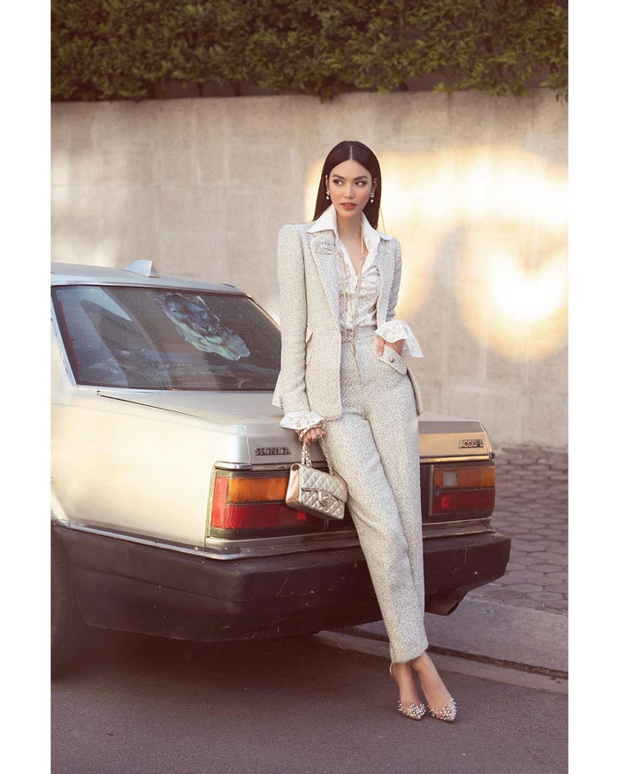 Lan Khuê khoe ảnh diện set đồ vest màu xám phối cùng loạt phụ kiện đắt tiền đầy sang trọng và thanh lịch.