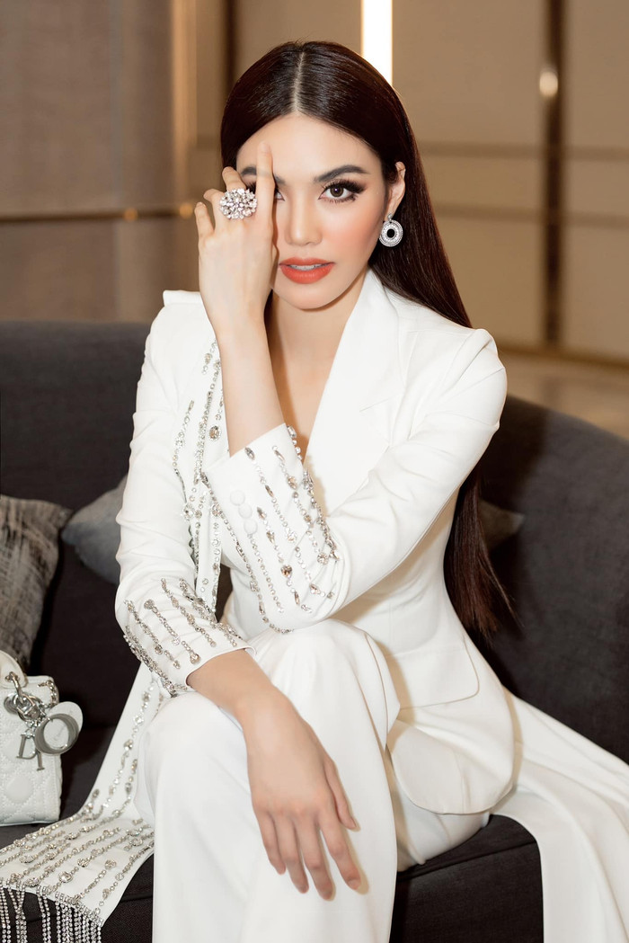 Tại mỗi sự kiện quan trọng, Lan Khuê luôn xuất hiện với những thiết kế vest tôn lên vẻ quyến rũ và không kém phần quyền lực.