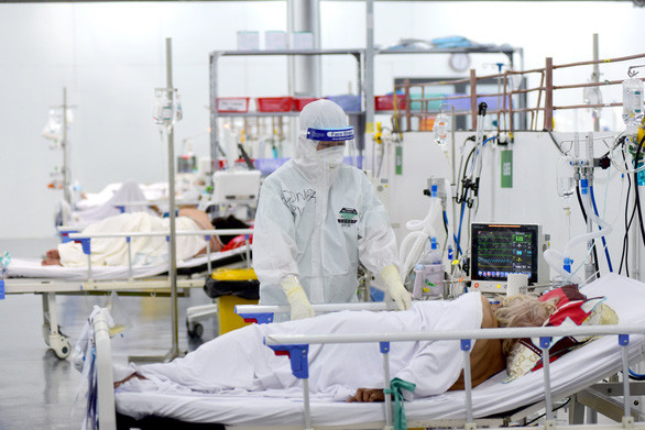 Nhân viên y tế làm việc tại Trung tâm Hồi sức COVID-19, bệnh viện Dã chiến số 14 (Q. Tân Phú) - Ảnh: DUYÊN PHAN