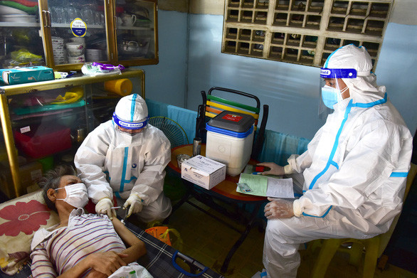 Tổ tiêm lưu động thuộc phường 9, quận 5, TP.HCM đến tận nhà tiêm cho người yếu thế, người cao tuổi - Ảnh: DUYÊN PHAN