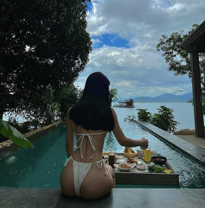 Đáng nói là trong một vài shoot ảnh, Jun Vũ đăng tải lại focus, tập trung sự chú ý hướng vào v.òng 3. 