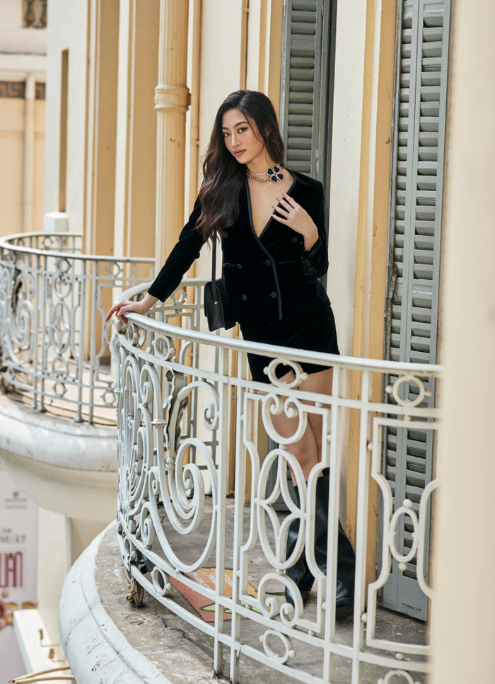 Cách sử dụng phụ kiện, vòng cổ bản to làm điểm nhấn hút mắt. 