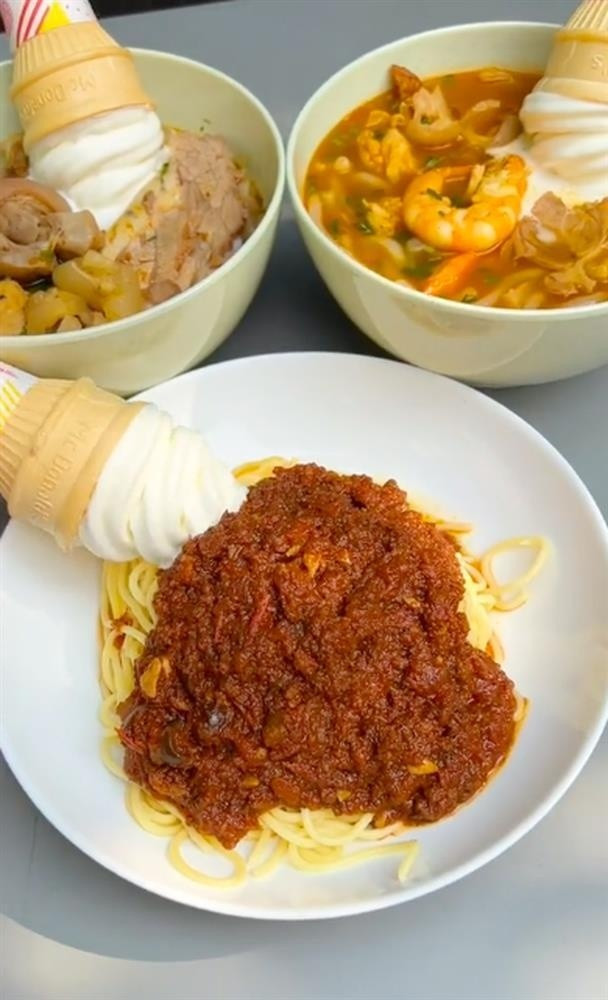 Kết hợp kem tươi với các món ăn khác như bún, phở, mì,... được nhiều bạn trẻ thử vì tò mò.