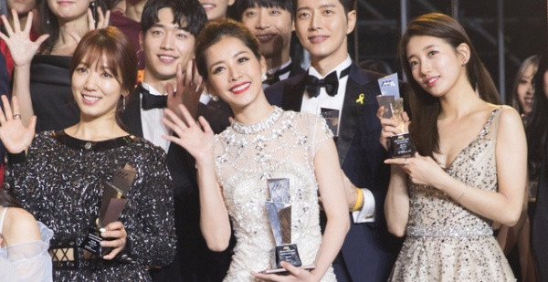 Ngay cả khi chung khung hình với Suzy nhưng nữ ca sĩ sinh năm 1993 cũng thể hiện được nét rạng ngời, tỏa sáng không hề thua kém.