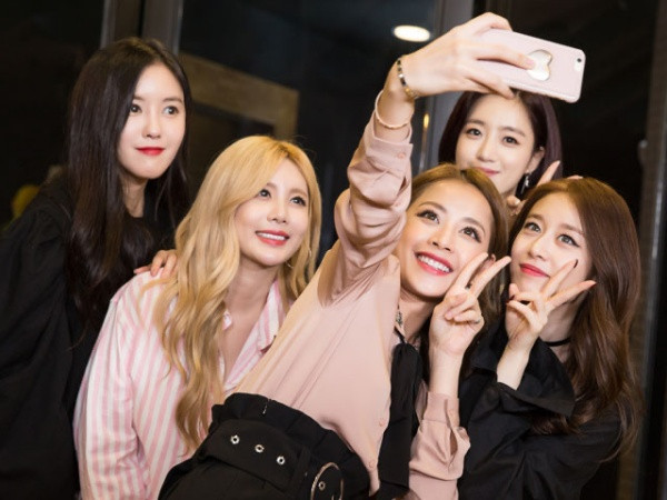 Khoảnh khắc đẹp đều của ca sĩ gốc Hà thành cùng những ngôi sao đình đám Hàn Quốc.