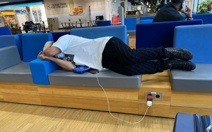 3 cầu thủ nhập tịch Trung Quốc phải ngủ vạ vật ở sân bay Ảnh 2