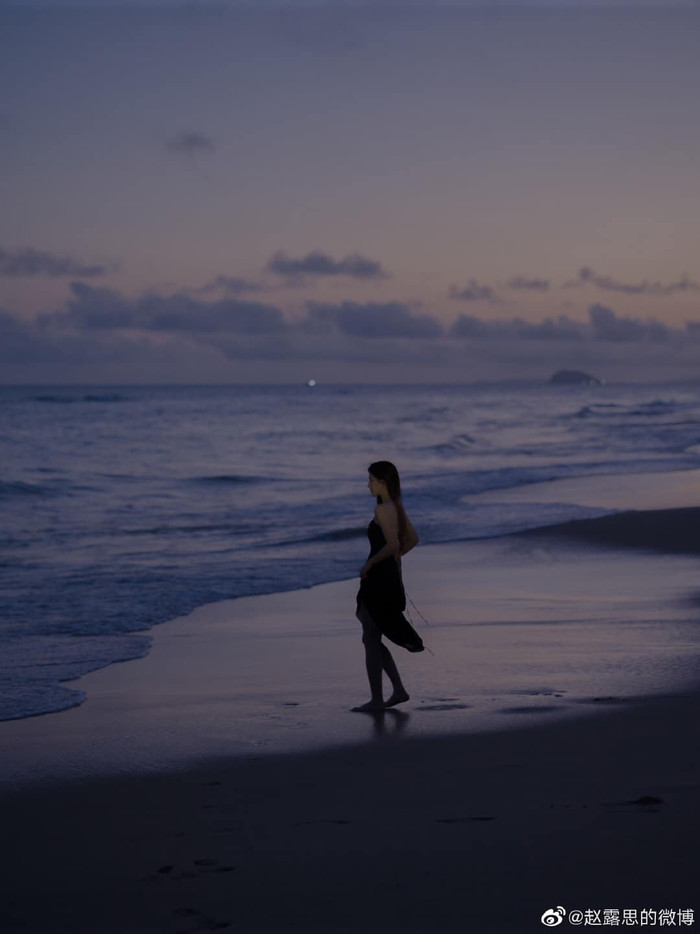 Cô nàng lặng nhìn biển cả trước mặt