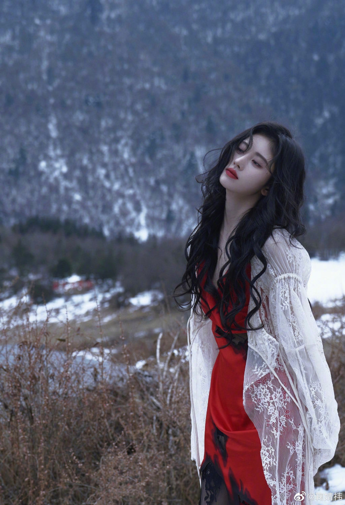 Kiểu tóc xù là điểm nhấn không thể bỏ qua, nó giúp cô nàng thêm phần mạnh mẽ