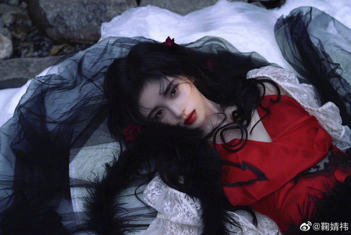 Ánh mắt đầy sắc lạnh