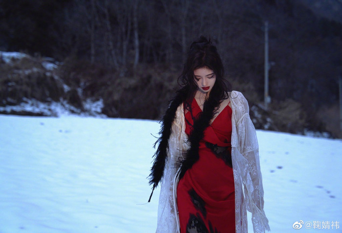 Đúng với tiêu chí tự do và hoang dã Cúc Tịnh Y như ngọn lửa đang rực cháy giữa bầu không gian