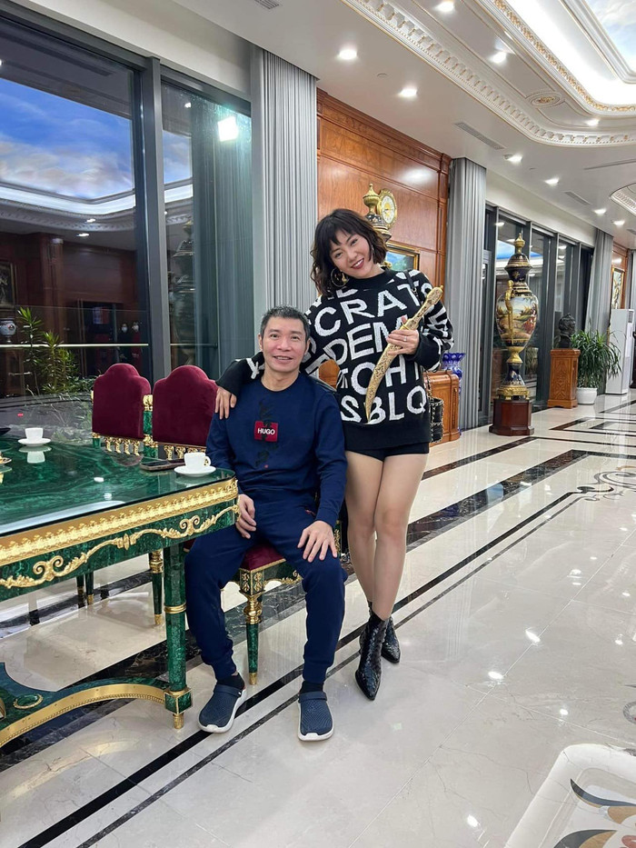 Loạt hình ảnh nghệ sĩ Công Lý vui vẻ bên dàn diễn viên nổi tiếng thu hút sự chú ý của cư dân mạng. 