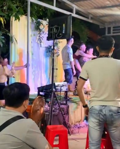 Người phụ nữ tiếp tục nhảy lên lưng người đàn ông nhún nhảy. 