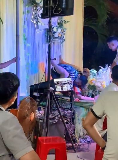 Hai người bị ngã lăn lộn trên sân khấu. 