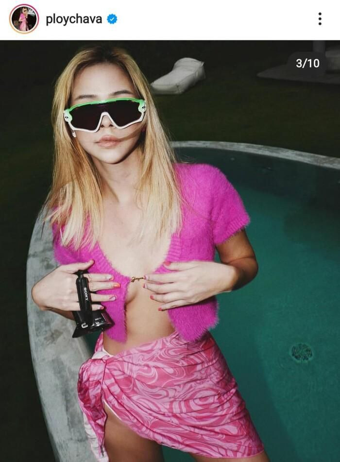 Ploy Chava - mỹ nhân hở bạo xứ chùa Vàng cực mê mẫu áo 'mặc như không'.