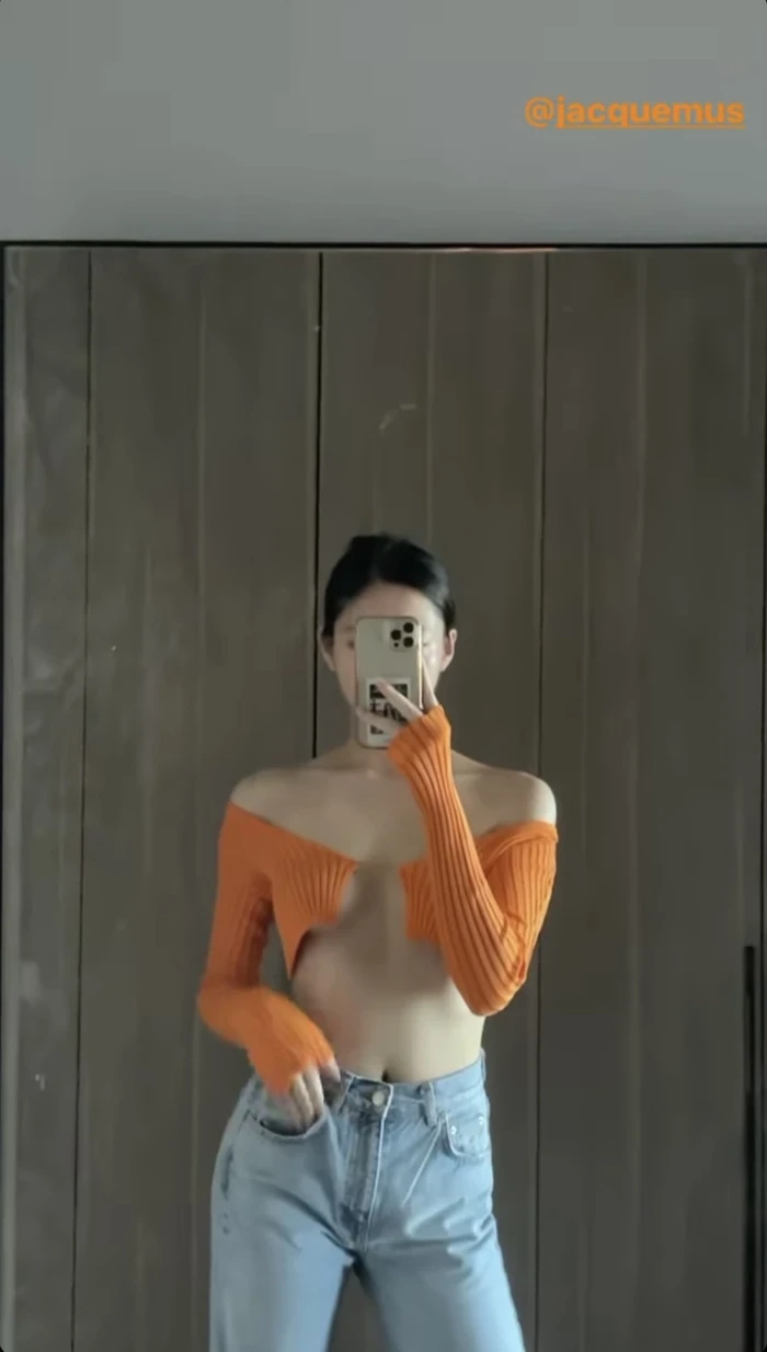 Mặc dù vậy, cô vẫn cực yêu thích mẫu áo buông lơi và không ít lần mặc lại.