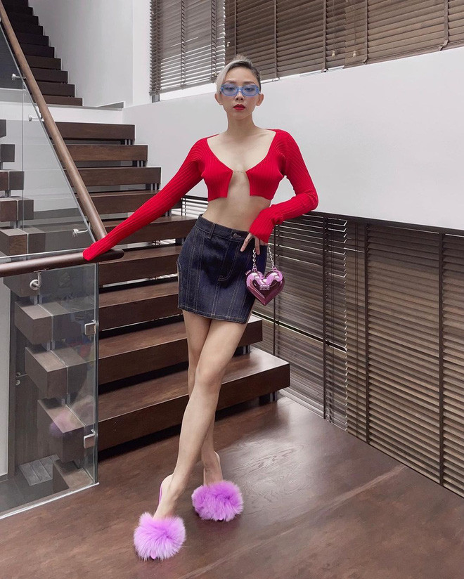 Cách tạo dáng tiết chế của Tóc Tiên được đánh giá tinh tế và sang trọng hơn khi diện mẫu thiết kế của Jacquemus. Phụ kiện lạ mắt đã giúp cô ghi điểm với hình ảnh sang chảnh như ngôi sao Âu Mỹ.