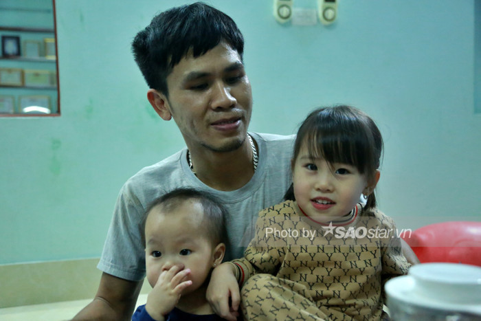 Anh Mạnh thường trở về nhà vào lúc đêm muộn, sau một ngày làm việc mệt mỏi.