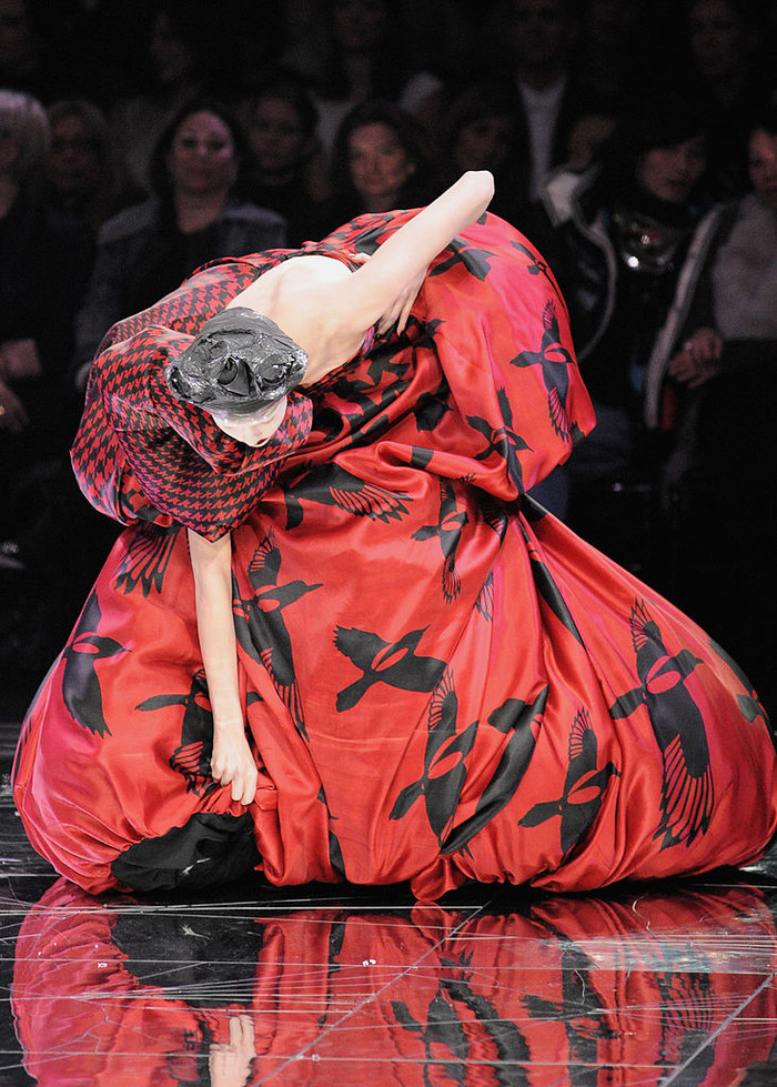 Cú ngã huyền thoại của Karlie Kloss trong show diễn Thu Đông của Alexander McQueen năm 2009 được nhà mốt thêm vào chiến dịch quảng cáo toàn cầu.